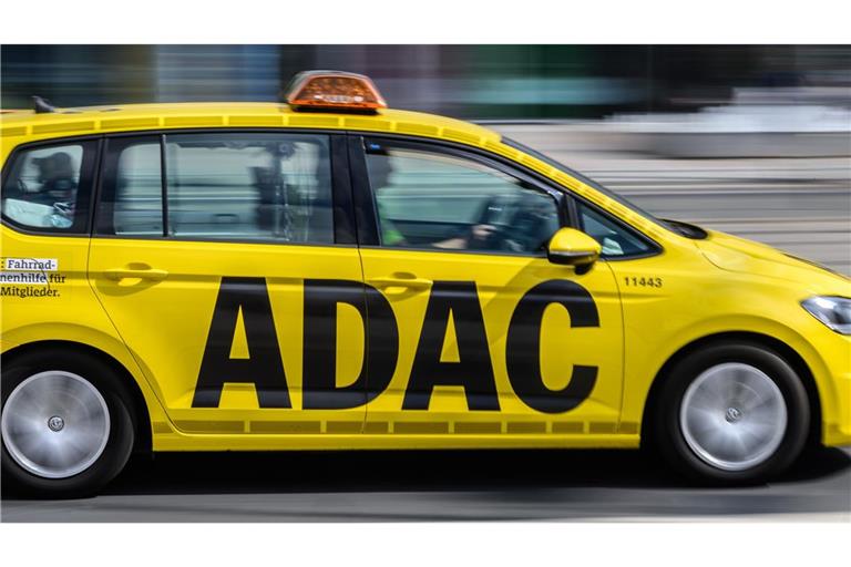 Ein ADAC-Fahrzeug für die Pannenhilfe fährt durch die Innenstadt. (Symbolbild)