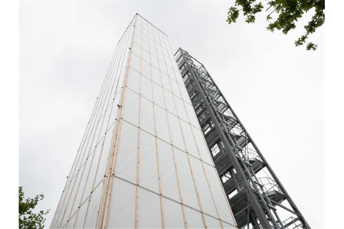 Forscher testen in Stuttgart neue Formen des Bauens Ein adaptives Hochhaus an der Universität Stuttgart kann sich an wechselnde Umwelteinflüsse anpassen. Foto: Bernd Weißbrod/dpa/Archivbild