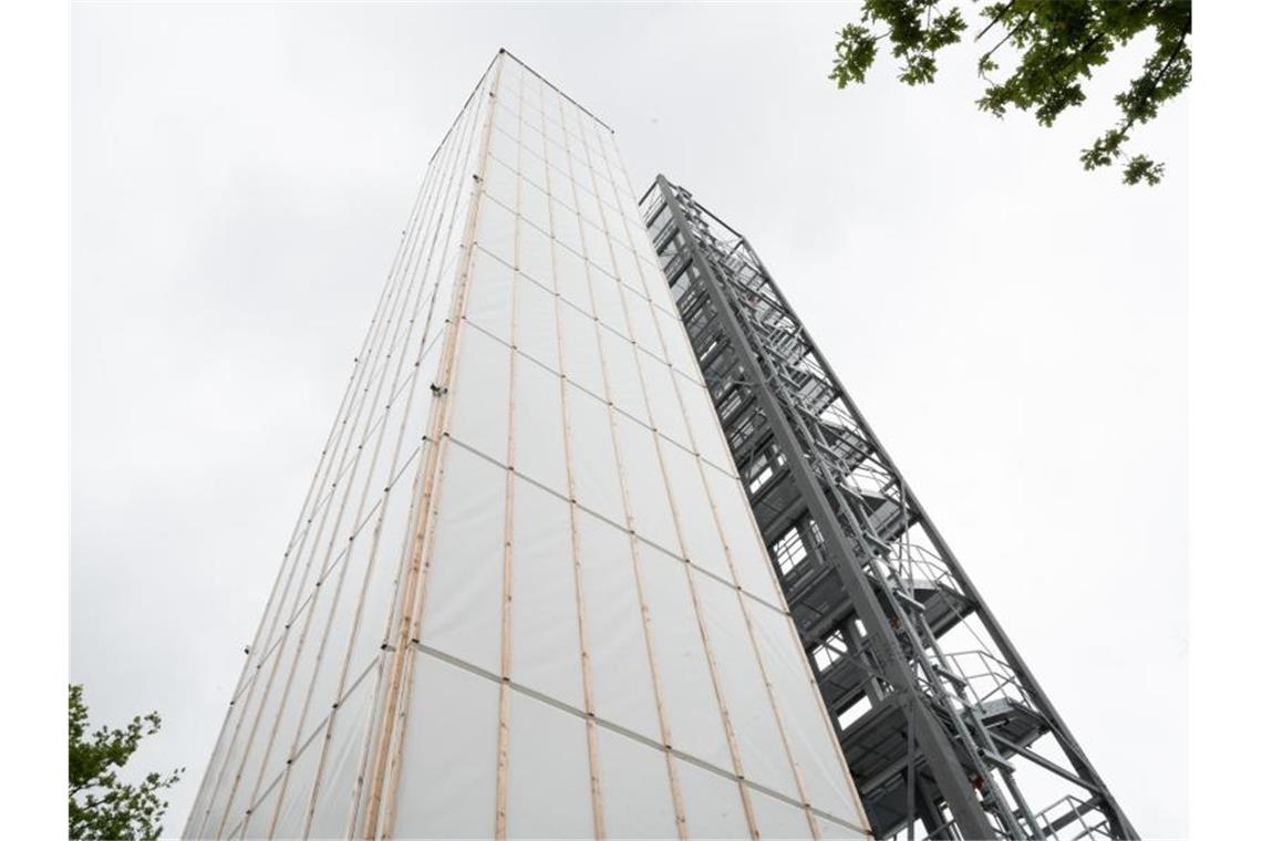 Ein adaptives Hochhaus an der Universität Stuttgart kann sich an wechselnde Umwelteinflüsse anpassen. Foto: Bernd Weißbrod/dpa/Archivbild