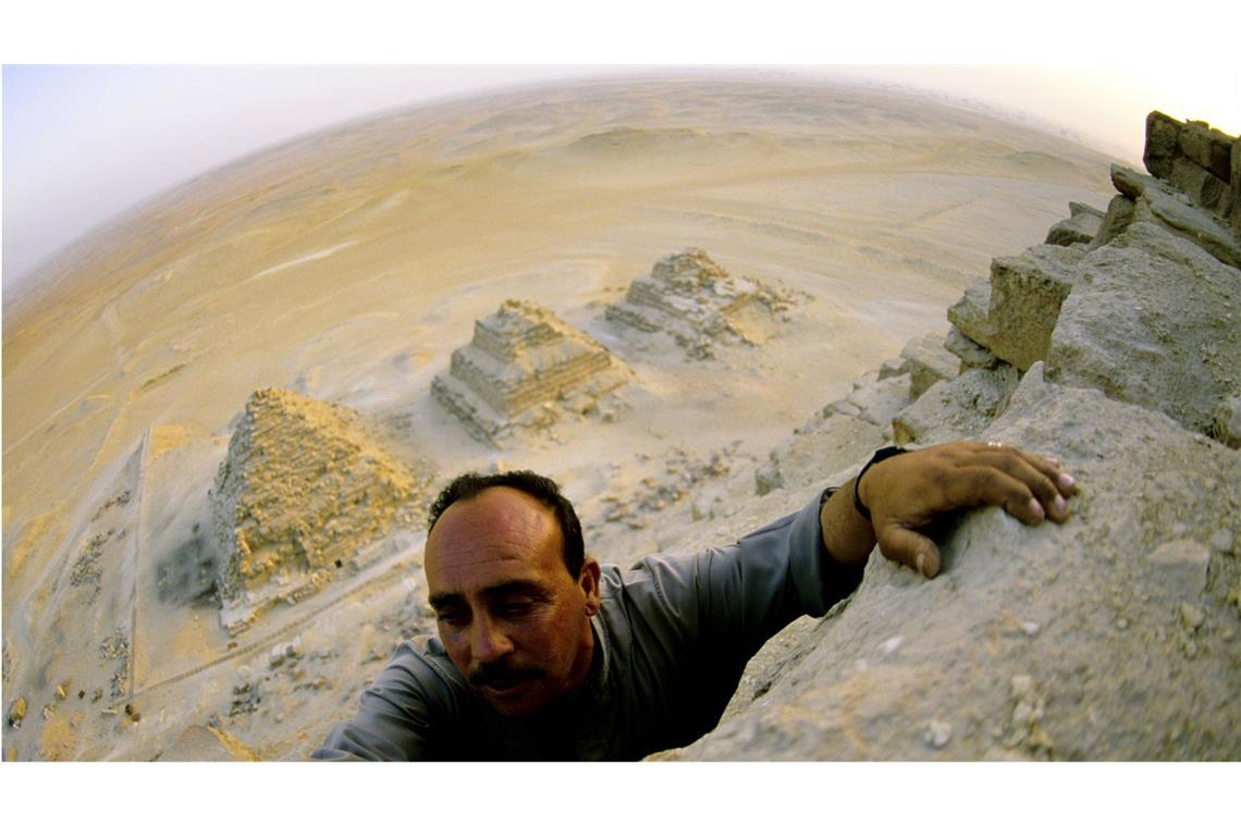 Ein  ägyptischer Archäologe besteigt zu Forschungszwecken die Pyramide von Menkaure (Bild aus dem Jahr 2003).