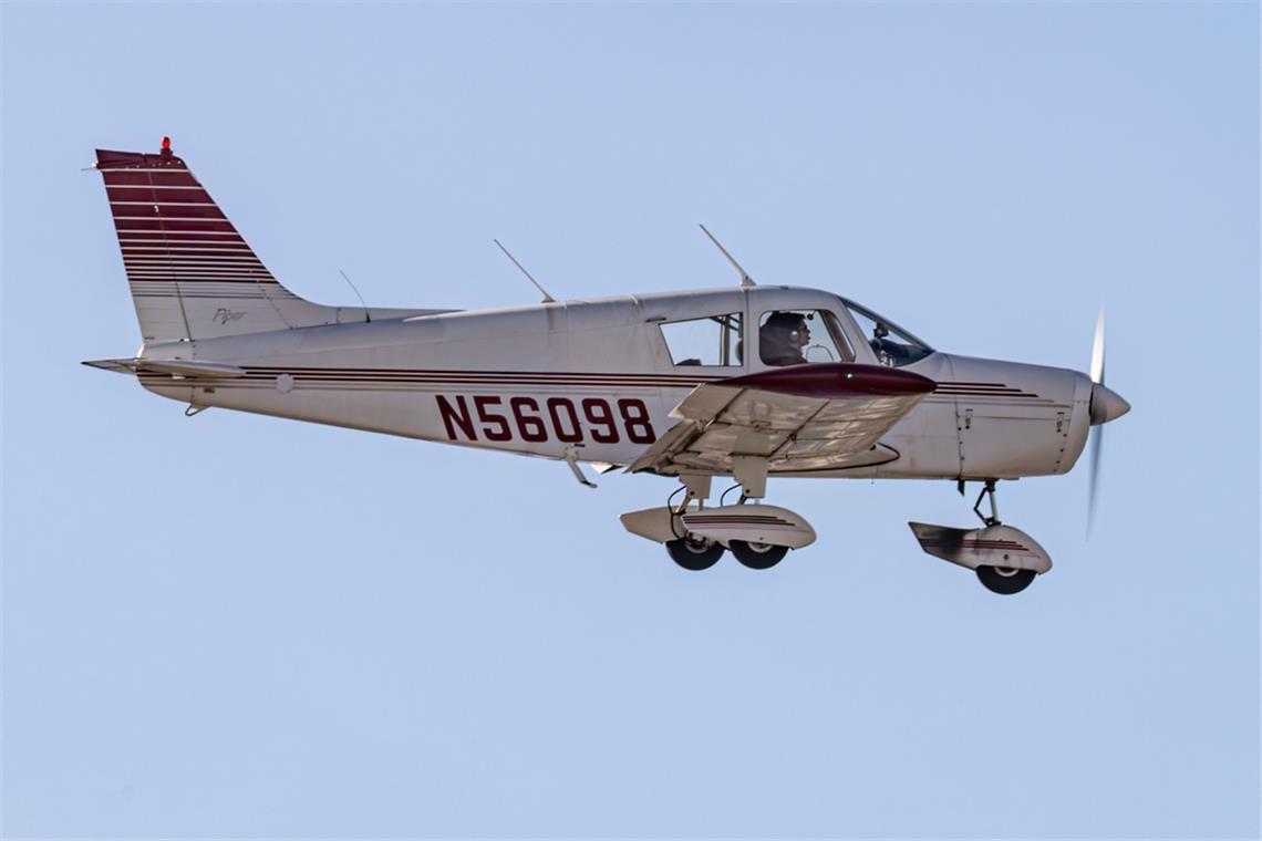 Kleinflugzeug muss Notlandung machen Ein ähnliches Flugzeug stürzte auf dem Golfplatz ab (Symbolbild).
