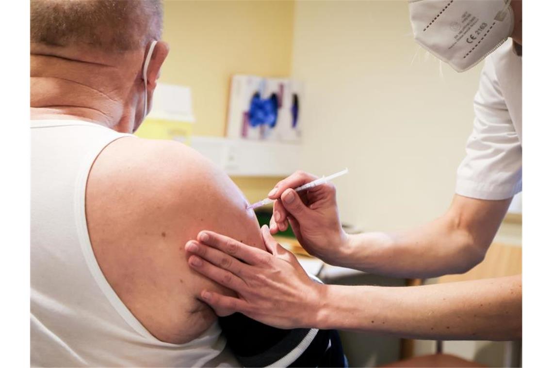 Sieben-Tage-Inzidenz steigt auf 335,9 Ein älterer Mann bekommt seine Auffrischungsimpfung im Corona-Impfzentrum im Asklepios Klinikum Harburg. Foto: Christian Charisius/dpa