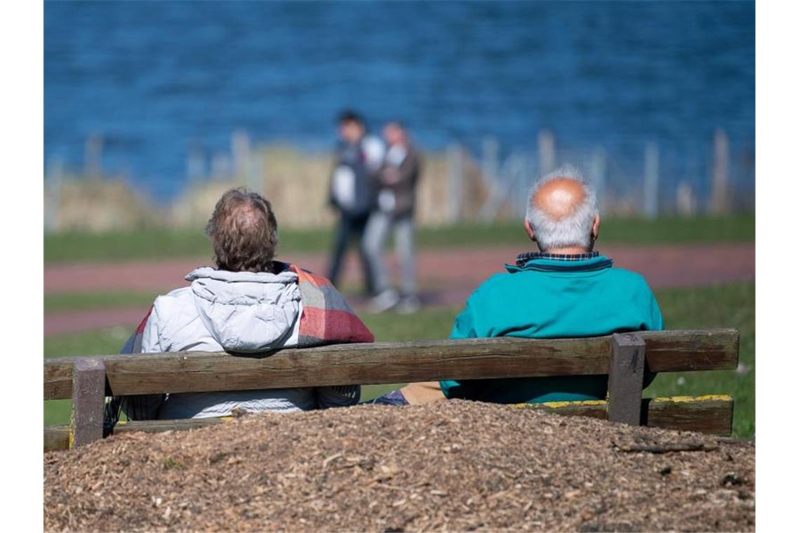 Ein älteres Paar sitzt auf einer Bank am Max-Eyth-See. Nach jahrelangen Rentensteigerungen könnte die übliche Erhöhung der Altersbezüge im kommenden Jahr im Westen Deutschlands ausfallen. Foto: Sebastian Gollnow/dpa