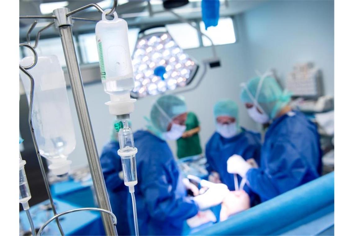 Ein Ärzteteam arbeitet in einem Operationssaal eines Krankenhauses. Foto: Sven Hoppe/dpa/Symbolbild