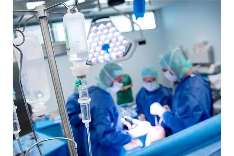 Ein Ärzteteam arbeitet in einem Operationssaal eines Krankenhauses. Foto: Sven Hoppe/dpa/Symbolbild