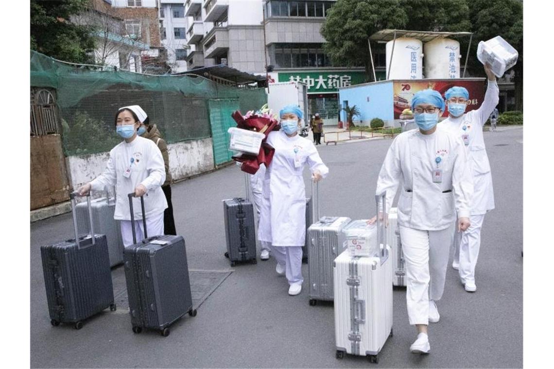 Vier Coronavirusfälle in Deutschland Ein Ärzteteam bereitet sich auf die Abreise nach Wuhan vor. Foto: Liang Shun/XinHua/dpa