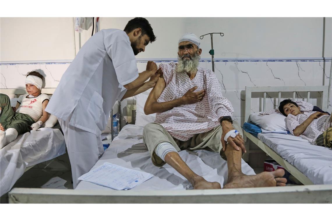 Ein Afghane, der bei dem starken Erdbeben im Osten Afghanistans verletzt wurde, wird im Regionalkrankenhaus von Nangarhar in Dschalalabad behandelt.