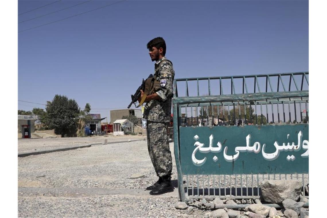 Ein afghanischer Polizist steht am Stadtrand von Masar-i-Scharif Wache. Foto: Mirwais Bezhan/AP/dpa