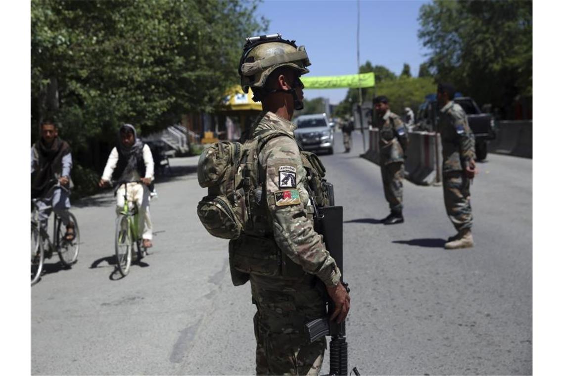 Schwere Gefechte nach Taliban-Offensive in Afghanistan Ein afghanischer Soldat steht auf einer Straße Wache. Die Taliban haben in der südafghanischen Provinz Helmand eine Offensive gestartet. (Symbolbild). Foto: Rahmat Gul/AP/dpa