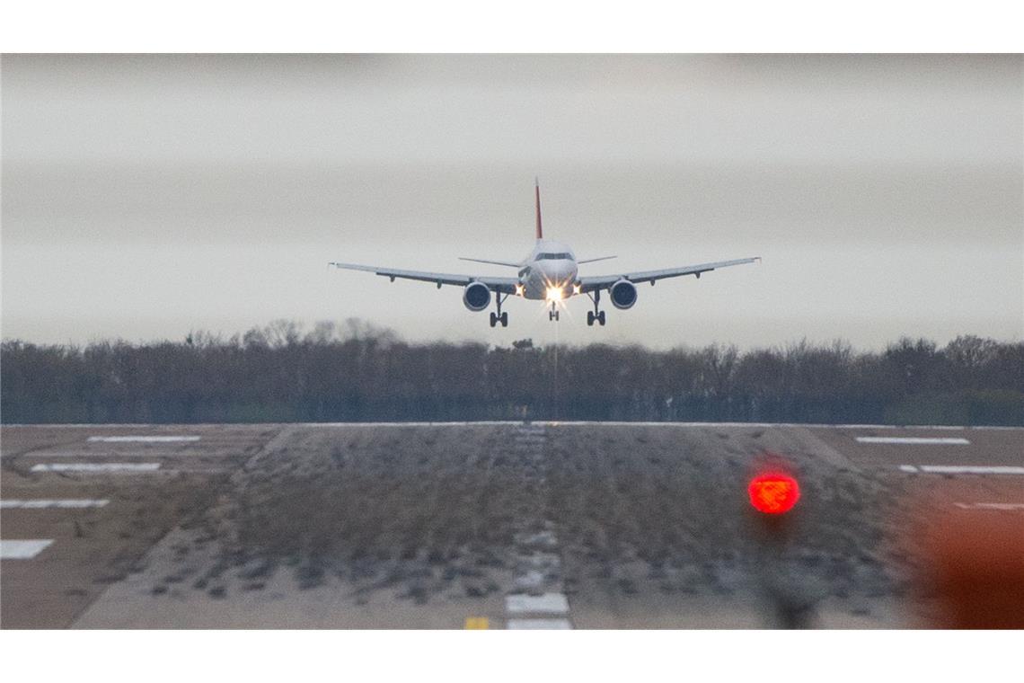 Warum Flugzeuge abheben und nicht abstürzen Ein Airbus 319 von Swiss landet am Flughafen Hannover-Langenhagen.
