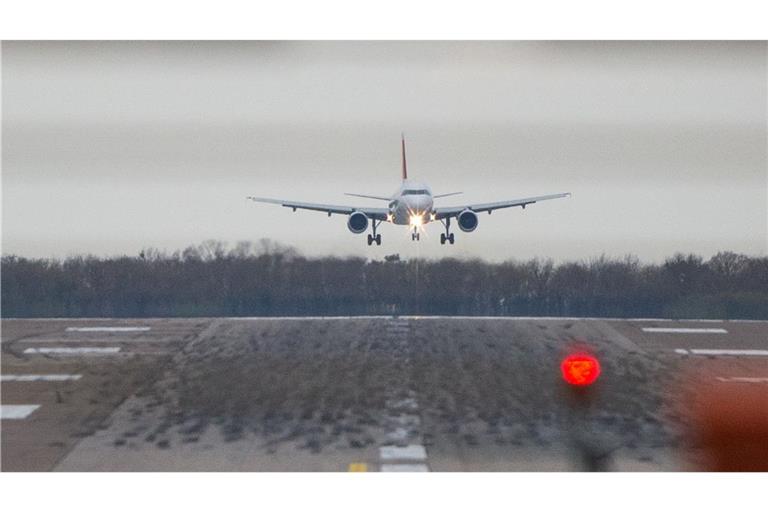 Ein Airbus 319 von Swiss landet am Flughafen Hannover-Langenhagen.