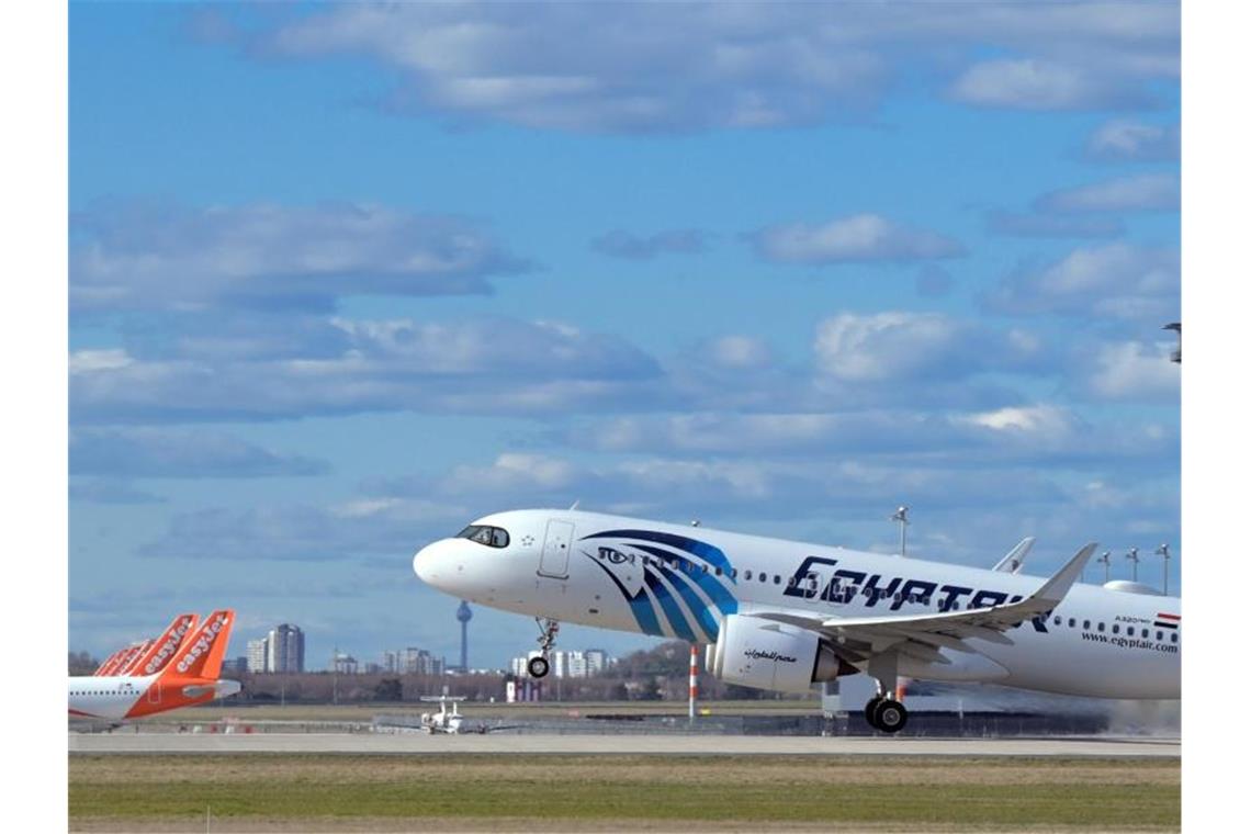 Ein Airbus A 320 neo der Fluggesellschaft EgyptAir auf der Startbahn Süd des Flughafens Berlin Brandenburg „Willy Brandt“. Foto: Soeren Stache/dpa-Zentralbild/dpa