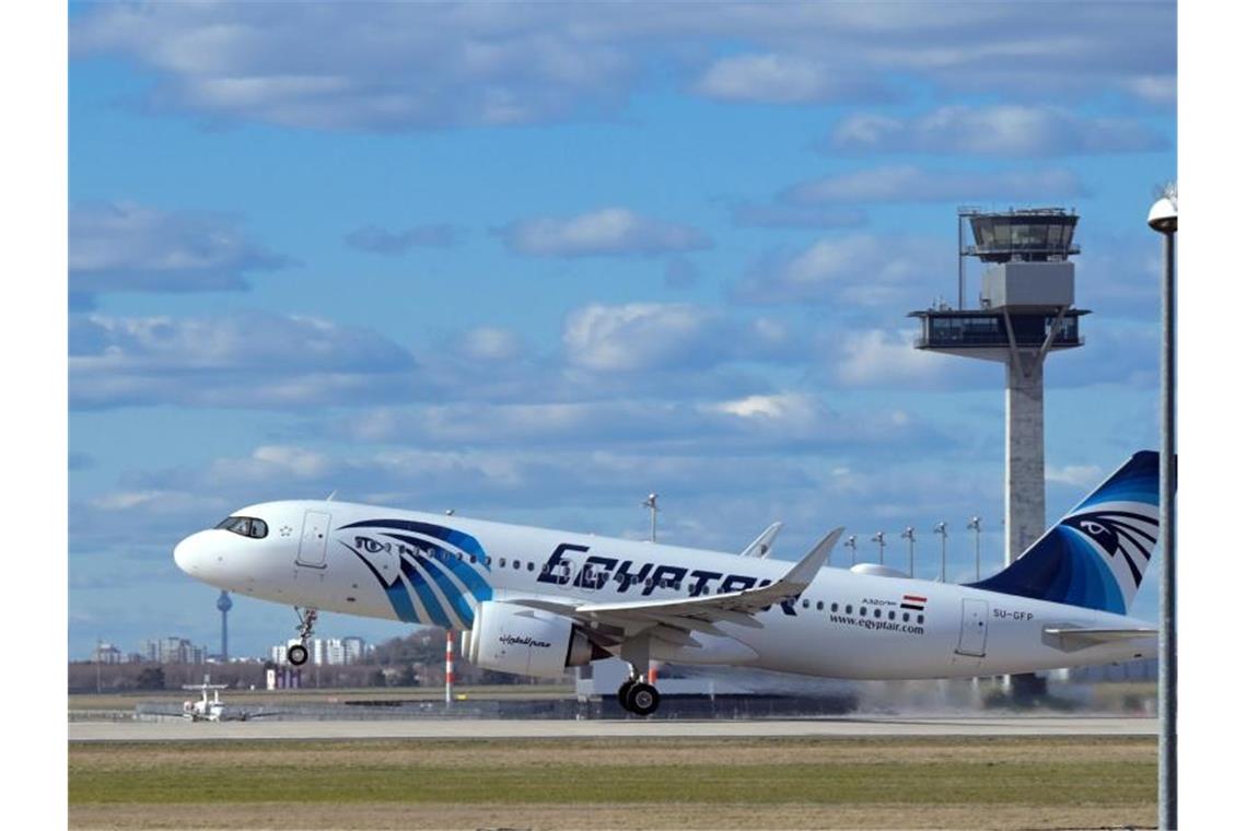 Am Flughafen BER werden wieder beide Bahnen genutzt Ein Airbus A 320 neo der Fluggesellschaft EgyptAir startet vor der Kulisse des Tower von der Startbahn Süd des Flughafens Berlin Brandenburg „Willy Brandt“. Foto: Soeren Stache/dpa-Zentralbild/dpa
