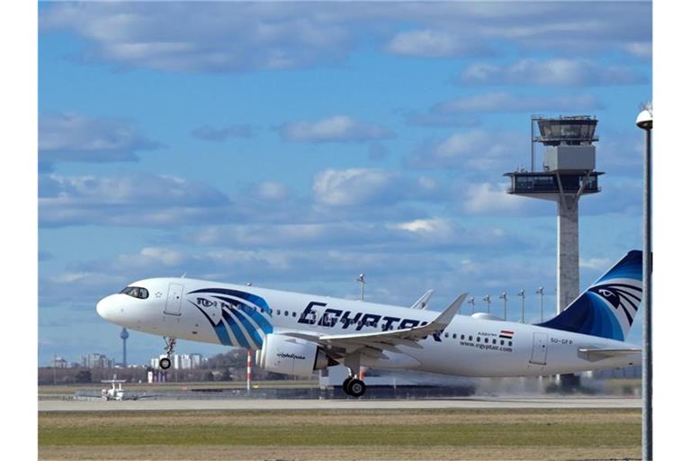 Ein Airbus A 320 neo der Fluggesellschaft EgyptAir startet vor der Kulisse des Tower von der Startbahn Süd des Flughafens Berlin Brandenburg „Willy Brandt“. Foto: Soeren Stache/dpa-Zentralbild/dpa