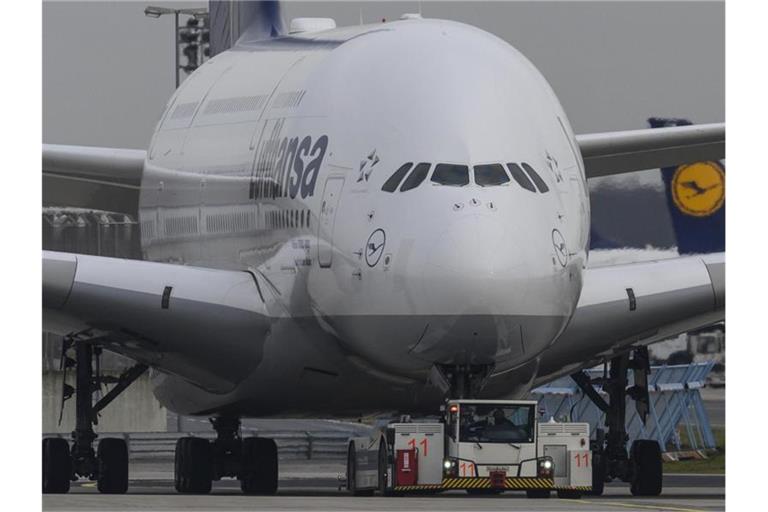 Ein Airbus A-380 der Lufthansa. Foto: Boris Roessler/dpa