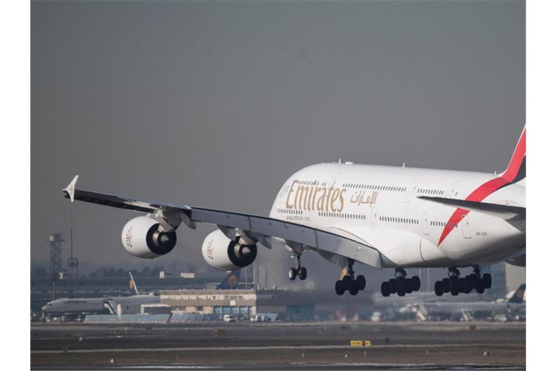 Ein Airbus A-380 von Emirates im Landeanflug auf den Frankfurter Flughafen. Foto: Boris Roessler/dpa