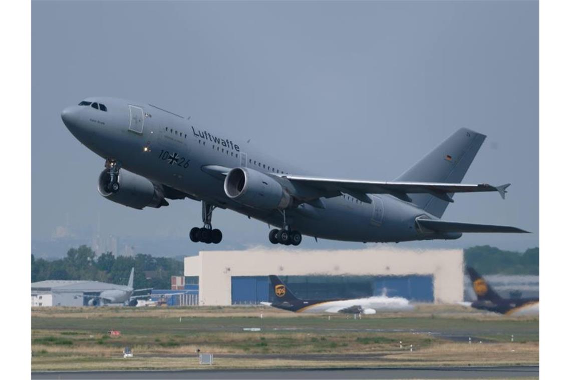 Luftwaffe hilft bei Verlegung von Corona-Patienten Ein Airbus A310 MedEvac der Bundeswehr während eines Starts auf dem Flughafen Köln Bonn. Foto: Henning Kaiser/dpa