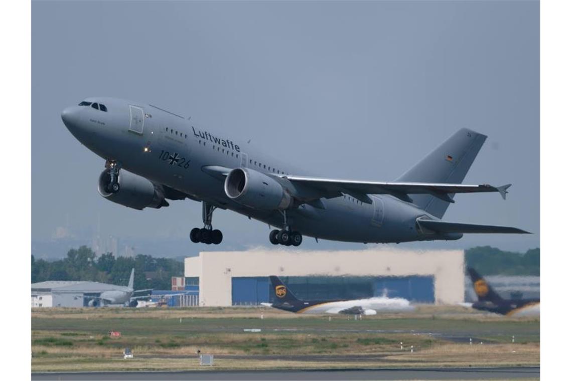 Ein Airbus A310 MedEvac der Bundeswehr während eines Starts auf dem Flughafen Köln Bonn. Foto: Henning Kaiser/dpa