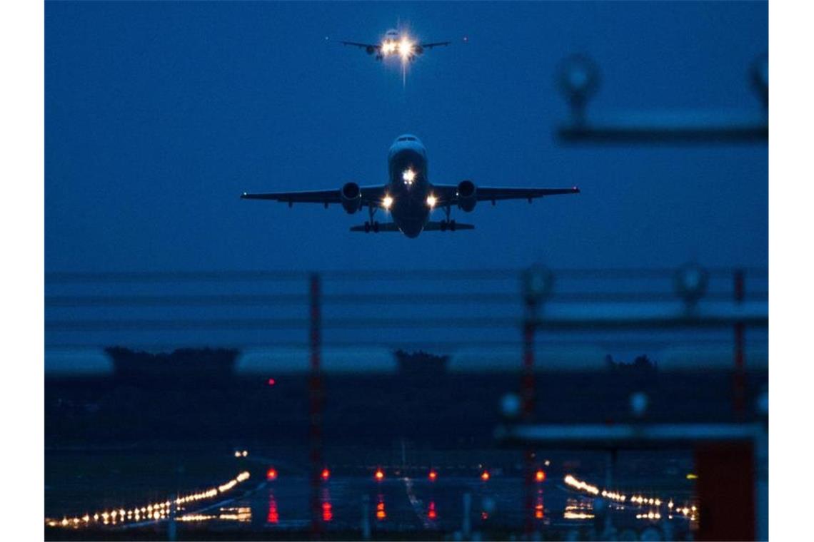 Hochschulen sollen Klimaabgabe für dienstliche Flüge zahlen Ein Airbus A319-132 der Fluggesellschaft Germanwings (vorne) startet vom Flughafen Hamburg aus. Foto: Christophe Gateau/Archivbild