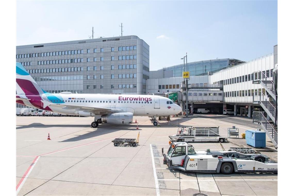 Ein Airbus A319 der Fluggesellschaft Eurowings steht am Düsseldorfer Flughafen an einem Terminal. Foto: Marcel Kusch/dpa