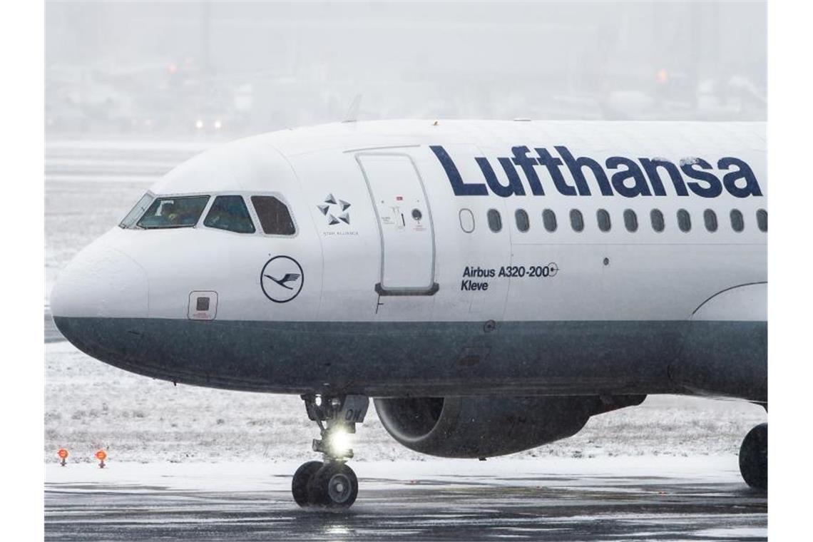 Ein Airbus A320 der Fluggesellschaft Lufthansa rollt auf dem Frankfurter Flughafen zum Enteisen. (Archivbild). Foto: Silas Stein/dpa