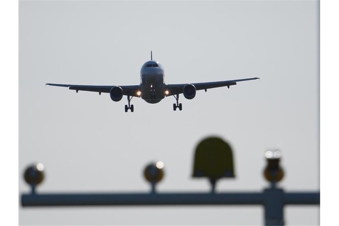 Ein Airbus A320 der Fluggesellschaft Sund Air beim Landeanflug auf den Flughafen Dresden International. Foto: Robert Michael/dpa-Zentralbild/dpa