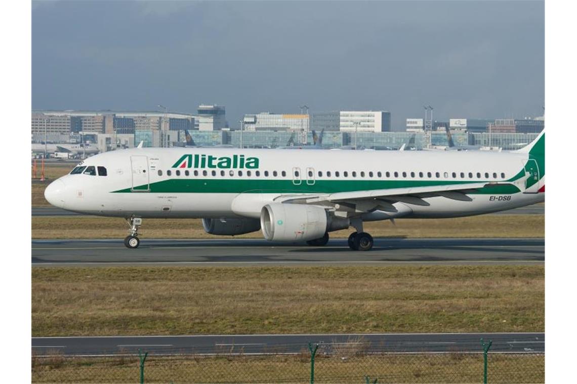 Ein Airbus A320 der italienischen Airline Alitalia auf dem Flughafen Frankfurt. Foto: Christoph Schmidt/dpa