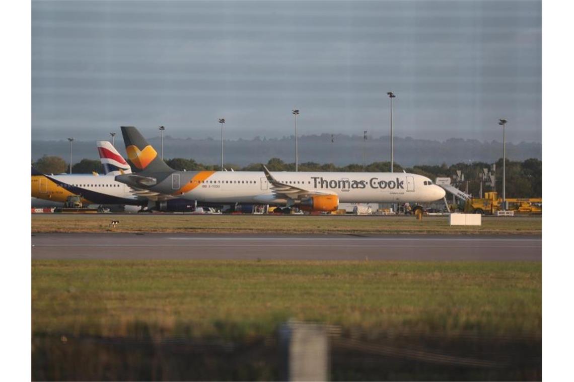 Ein Airbus A321 im Design des Tourismuskonzerns Thomas Cook steht auf dem Rollfeld am Gatwick Airport in Sussex. Foto: Steve Parsons