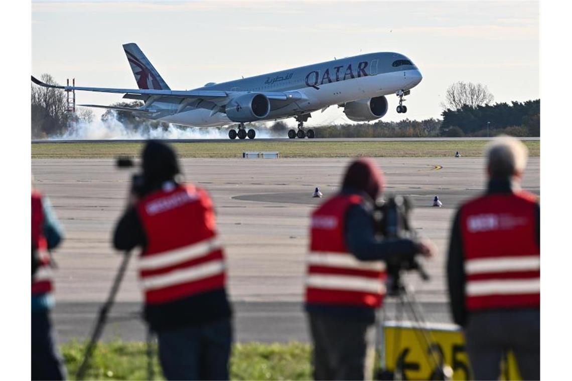 Erste Landung auf Südbahn: BER nun vollständig in Betrieb Ein Airbus A350 aus Doha setzt auf der Südbahn des BER auf. Foto: Patrick Pleul/dpa-Zentralbild/dpa
