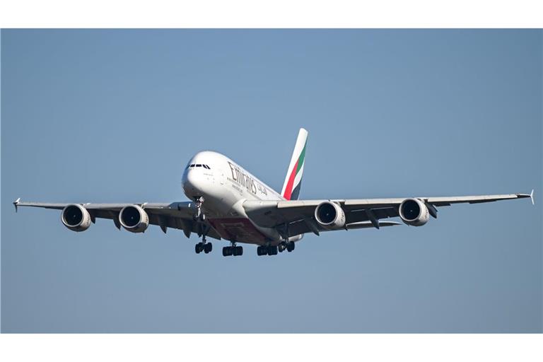 Ein Airbus A380 der Emirates-Airline ist im Landeanflug auf den Frankfurter Flughafen (Archivbild).