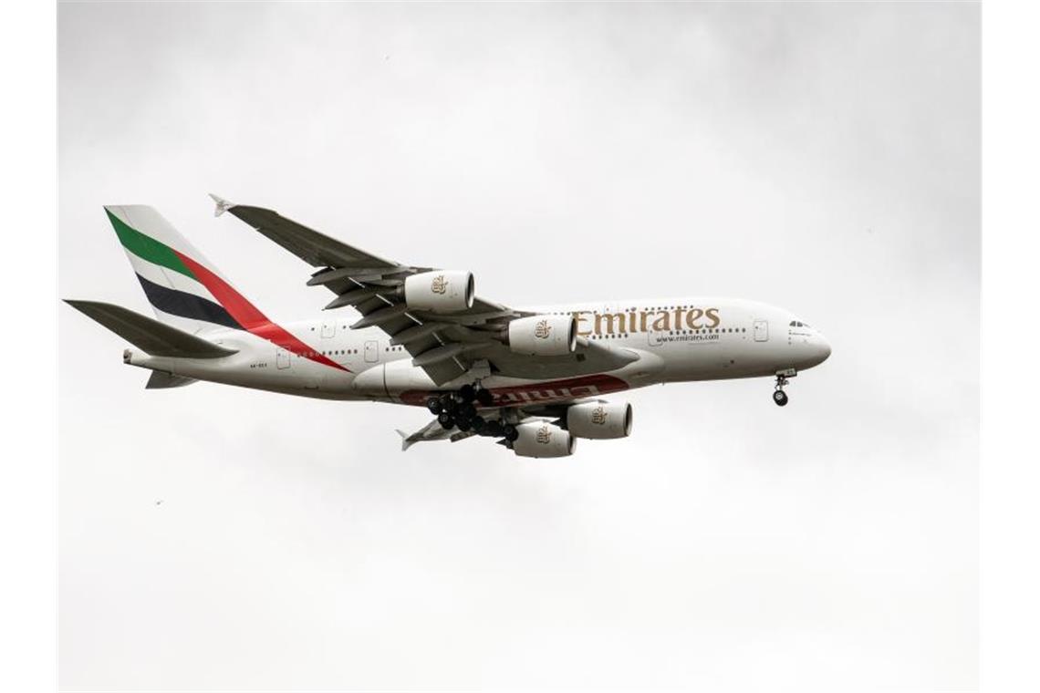 Emirates zur sichersten Fluglinie der Welt 2019 erklärt Ein Airbus A380 der Fluggesellschaft Emirates im Anflug auf den Flughafen Düsseldorf. Foto: Federico Gambarini/dpa