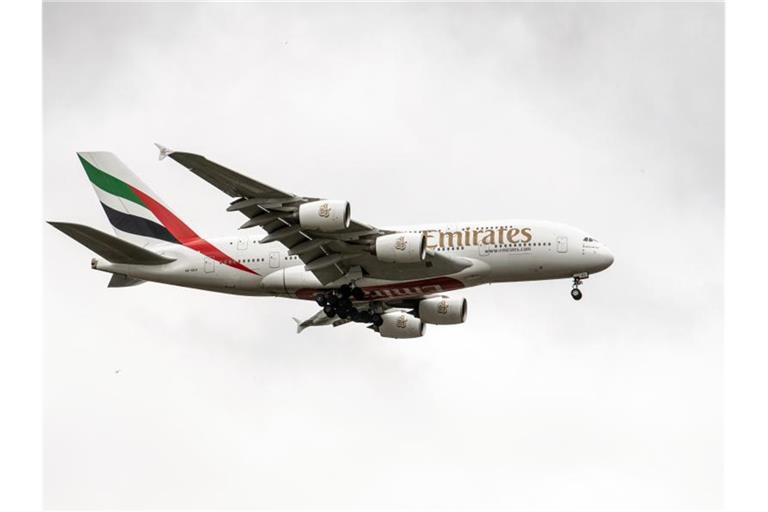Ein Airbus A380 der Fluggesellschaft Emirates im Anflug auf den Flughafen Düsseldorf. Foto: Federico Gambarini/dpa