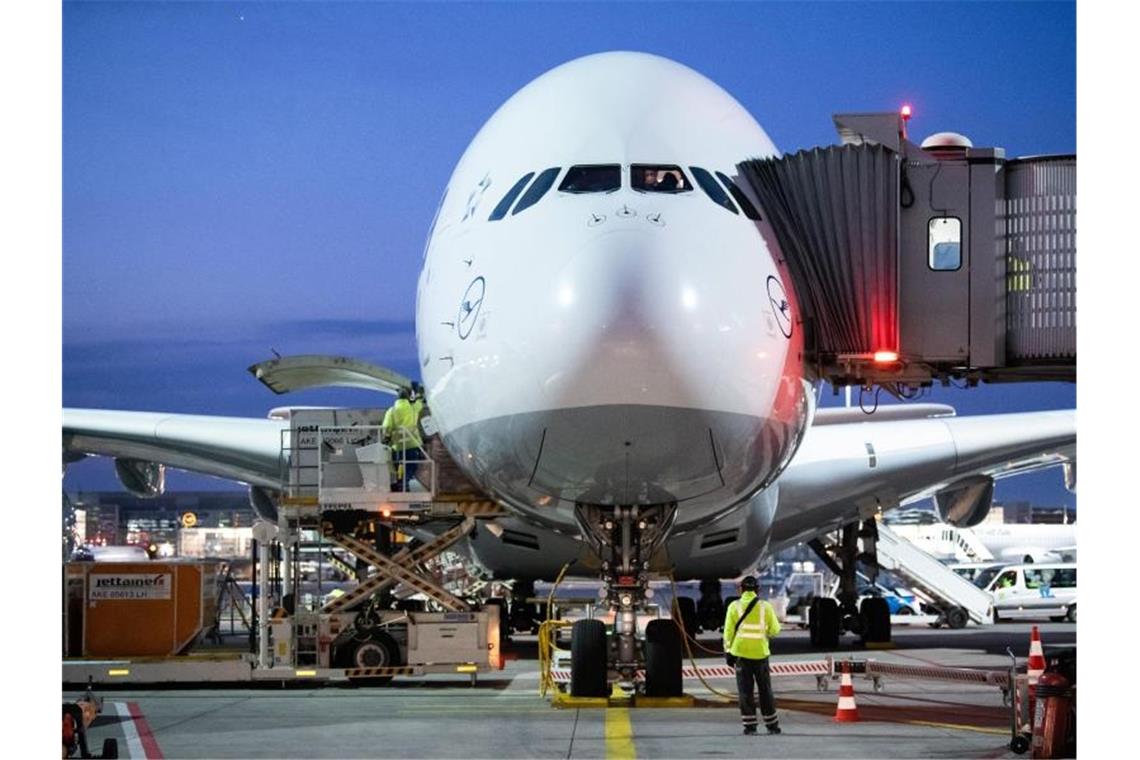 Ein Airbus A380 der Lufthansa steht nach am Flughafen Frankfurt in seiner Parkposition. Die Kranich-Linie legt die Superjumbos in der Corona-Krise still. Foto: Silas Stein/dpa