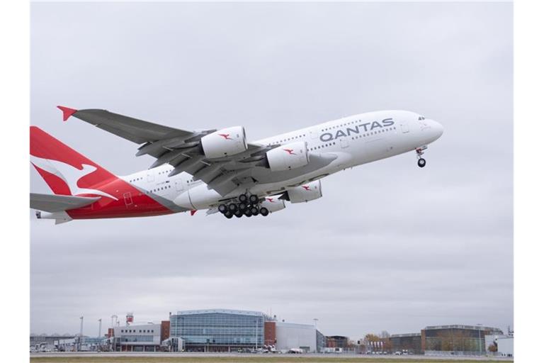 Ein Airbus A380 von Qantas Airways startet vom Flughafen Dresden. Foto: Sebastian Kahnert/dpa-Zentralbild/dpa