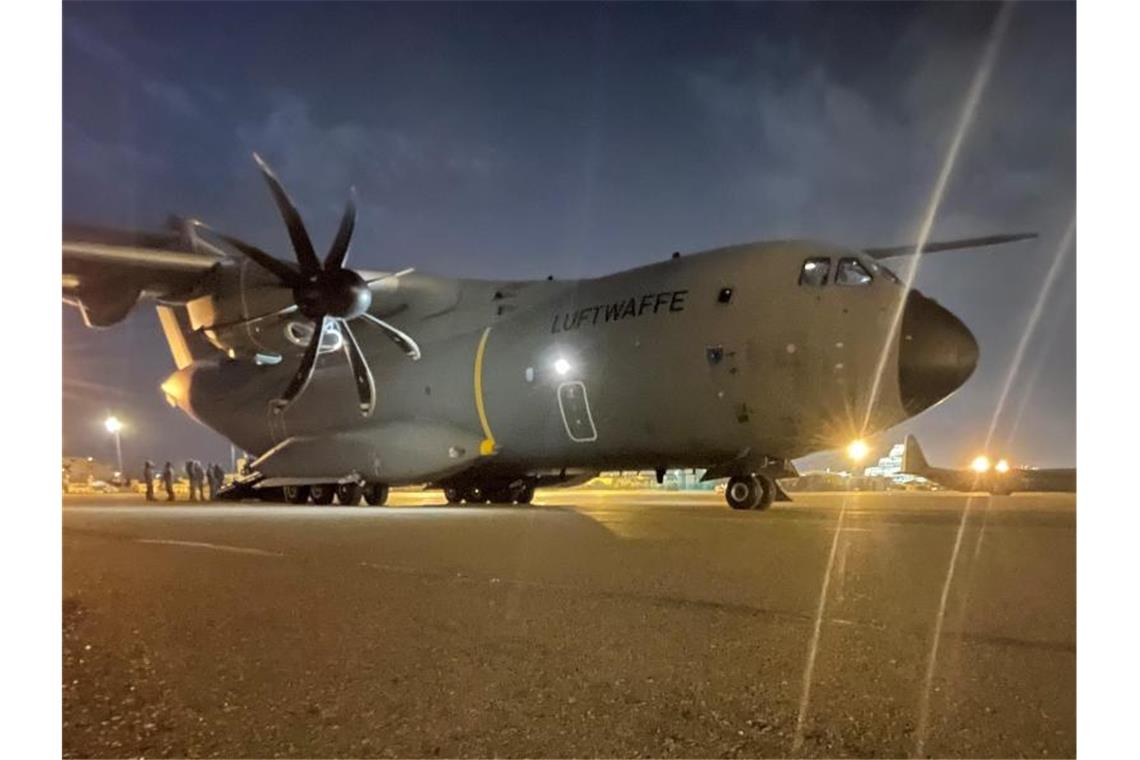Weiterer Bundeswehr-Flieger evakuiert 205 Menschen aus Kabul Ein Airbus A400M der deutschen Luftwaffe steht auf dem Flughafen von Taschkent. Foto: Marc Tessensohn/Bundeswehr/dpa