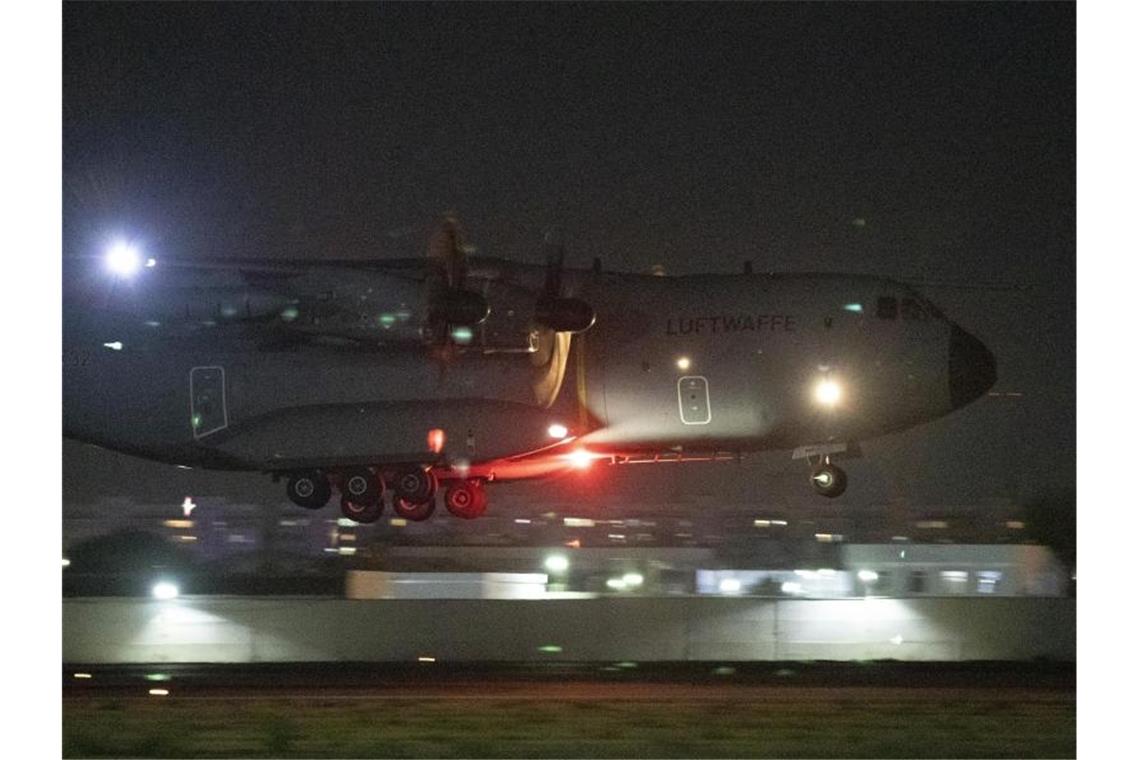 Luftbrücken-Ende: Tausende noch auf deutscher Ausreiseliste Ein Airbus A400M mit Fallschirmjägern an Bord landet, aus Kabul kommend, in Taschkent. Foto: Marc Tessensohn/Bundeswehr/dpa