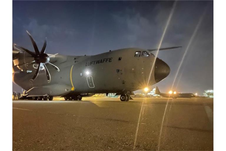 Ein Airbus der deutschen Luftwaffe auf dem Flughafen von Taschkent. Die Bundeswehr hat weitere Schutzbedürftige aus Kabul evakuiert. Foto: Marc Tessensohn/Bundeswehr/dpa