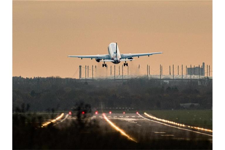 Ein Airbus startet vom Hamburg Airport. Im Hintergrund ist das Volksparkstadion zu sehen. Foto: Daniel Reinhardt/dpa