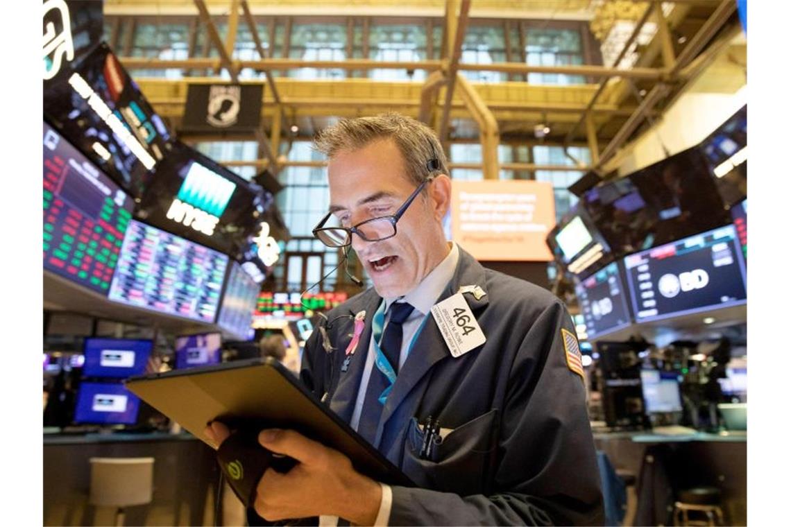 Ein Aktienhändler am Montag an der Börse in New York. Foto: Mark Lennihan/AP