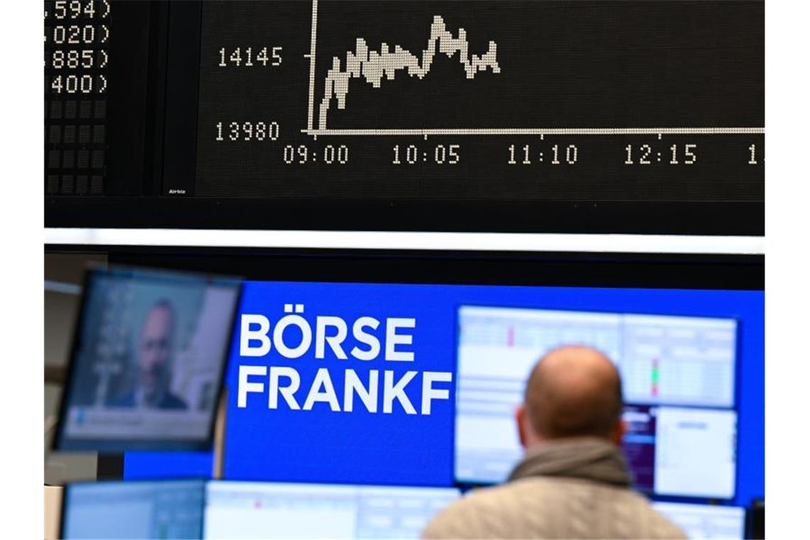 Dax stark erholt - China und Ukraine-Hoffnung Ein Aktienhändler auf dem Parkett an der Frankfurter Börse (Archivbild). Foto: Arne Dedert/dpa