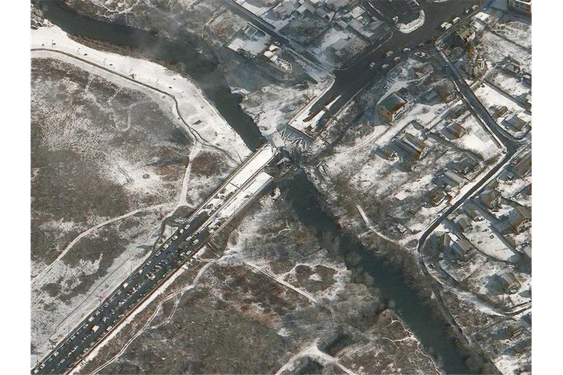 Krieg gegen die Ukraine: Das ist in der Nacht passiert Ein aktuelles Satellitenbild der zerstörte Irpin-Brücke in Irpin, westlich von Kiew. Foto: Uncredited/Maxar Technologies via AP/dpa