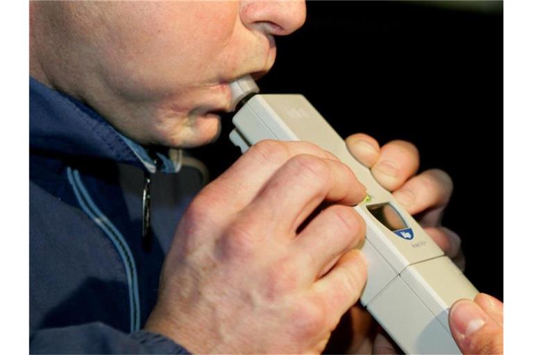 Ein Alkoholtest bei einem Mann wird während einer Polizeikontrolle durchgeführt. Foto: Uli Deck/Archivbild