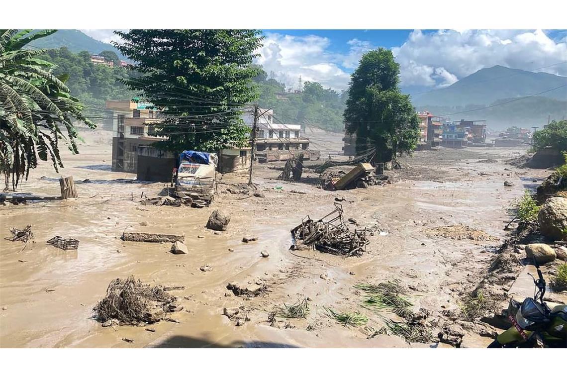 Ein Alptraum-Szenario für alle, die am Mittwoch in der Region Rasuwa an der Grenze zwischen Nepal und Tibet unterwegs waren - und das waren viele, darunter auch mehr als 500 Touristen aus anderen Teilen der Welt. Die nepalesische Tourismusbehörde spricht auch von acht Deutschen und einem Schweizer, zu denen es keinen Kontakt mehr gebe. Ihr Schicksal ist unklar.
