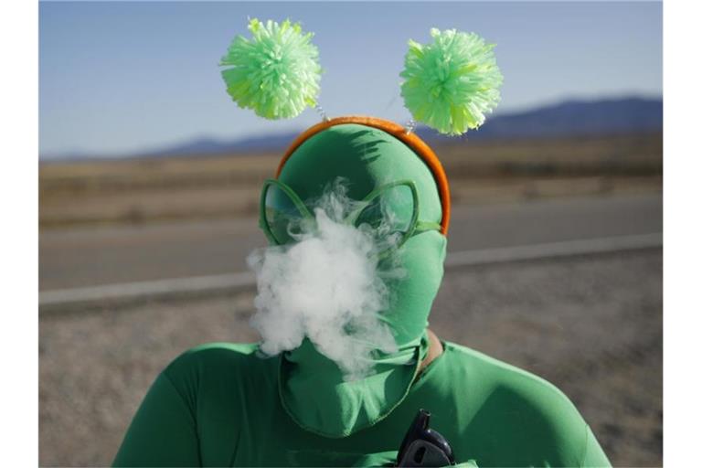 Ein als Alien verkleideter Besucher des Festivals vor dem Eingang zu Area 51. Foto: John Locher/AP