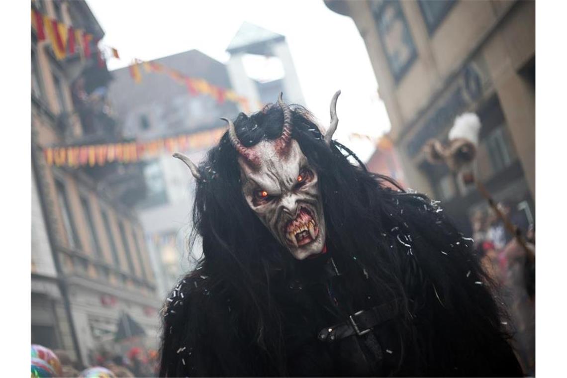 Ein als Monster verkleideter Mann in Konstanz beim Fasnachtsumzug. Foto: picture alliance/dpa/Archivbild