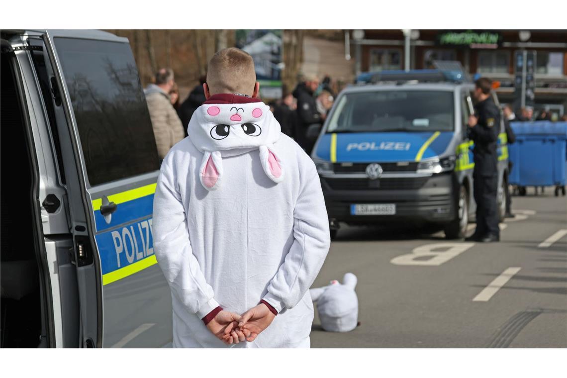 Ein als Osterhase kostümierter Motorradfahrer wird in Blankenburg von Einsatzkräften der Polizei am sogenannten Car-Freitag an der Rappbodetalsperre kontrolliert.