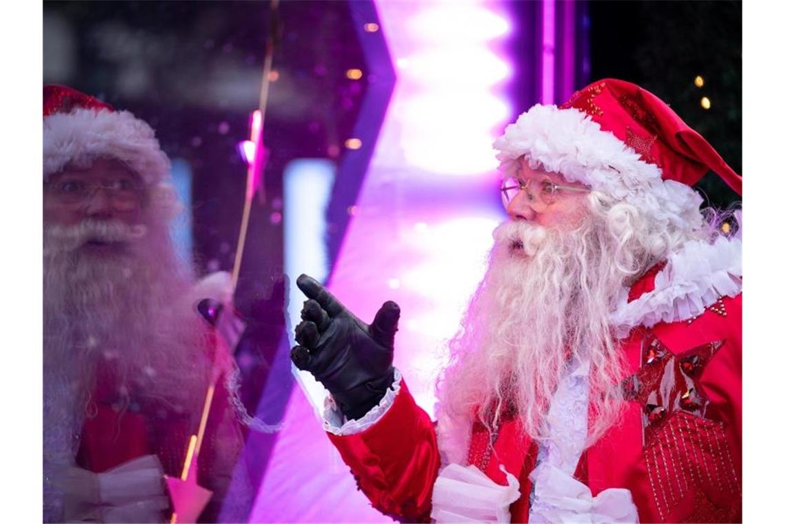 Großbritannien beklagt Weihnachtsmänner-Engpass Ein als Weihnachtsmann verkleideter Mann vor dem Kaufhaus Selfridges in der Oxford Street in London. Foto: Aaron Chown/PA Wire/dpa
