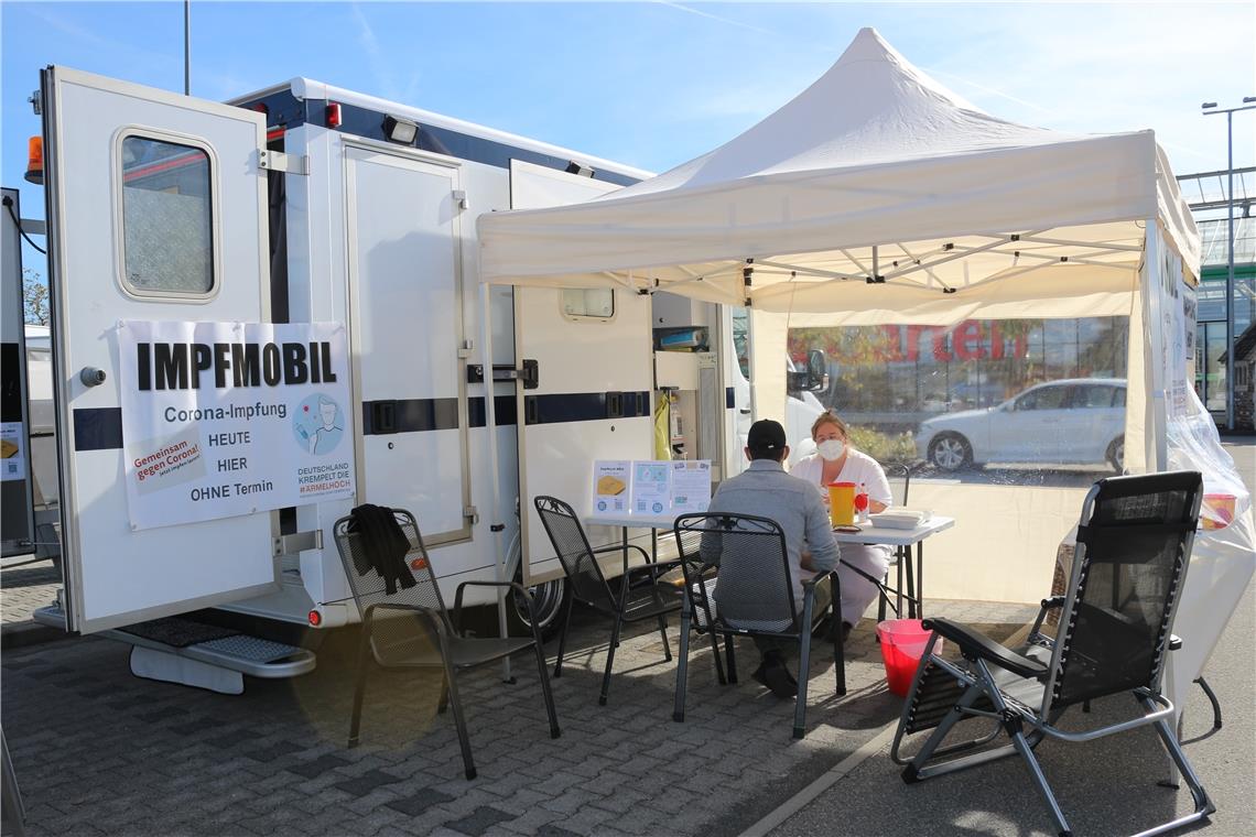 Impfmobil macht in Backnang halt Ein alter Rettungswagen fungiert nun als mobile Praxis. Foto: K. Doberer