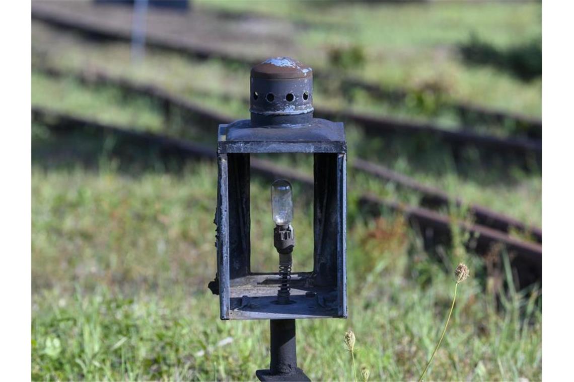 Ein altes kaputtes Weichenzeichen steht an einer stillgelegten Bahnstrecke. Foto: Jens Büttner/dpa-Zentralbild/dpa/Archivbild