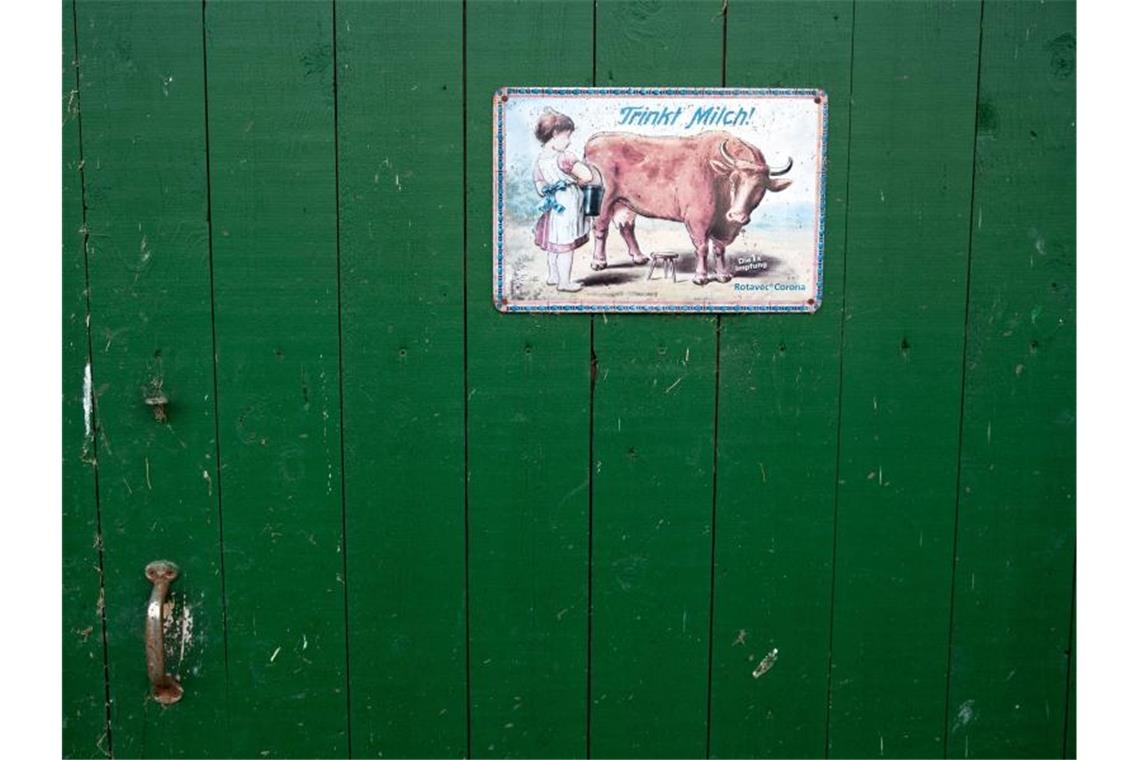Ein altes Werbeschild mit der Aufschrift „Trinkt Milch“ an der Tür einer mittlerweile geschlossenen Erzeugergemeinschaft. Foto: Jens Büttne